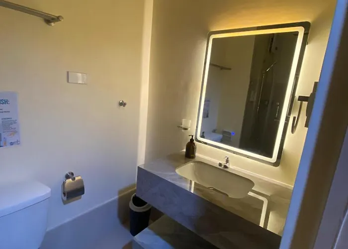 Hallin Bay Modern 1br With Balcony